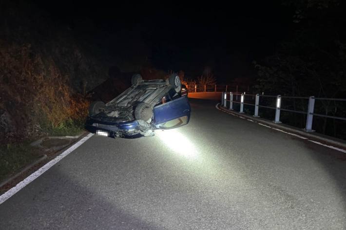 Das Auto kam auf dem Dach liegend zum Stillstand