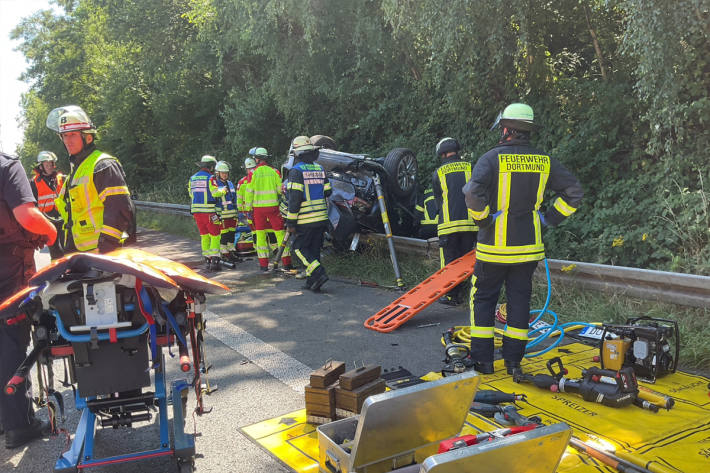 Die Feuerwehr Dortmund befreite die schwer verletzte Frau aus dem Fahrzeug.