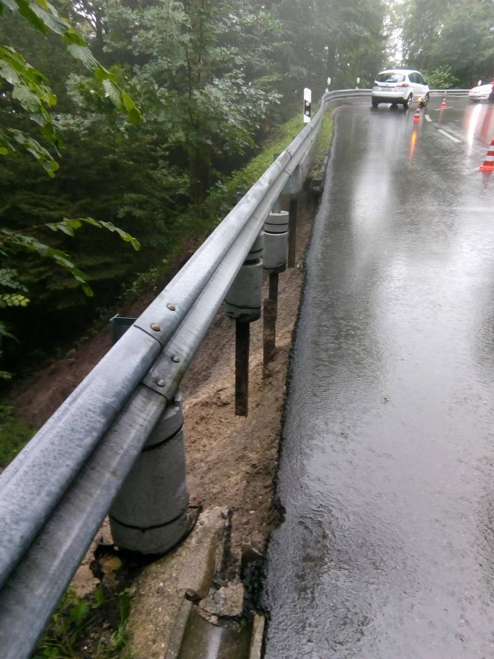 Die Strasse ist wegen eines Erdrutsches bis auf Weiteres gesperrt