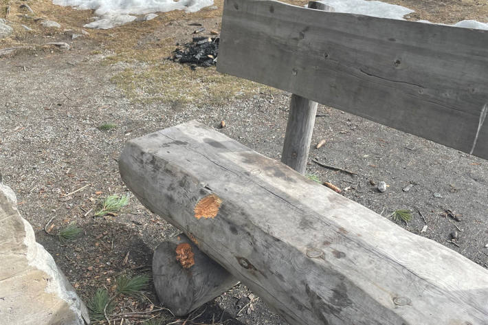 Diese Holzbank am Stazersee wurde ebenfalls beschädigt.