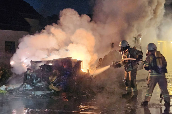 Mit großem Einsatz verhinderte die FFW das Übergreifen des Feuers.
