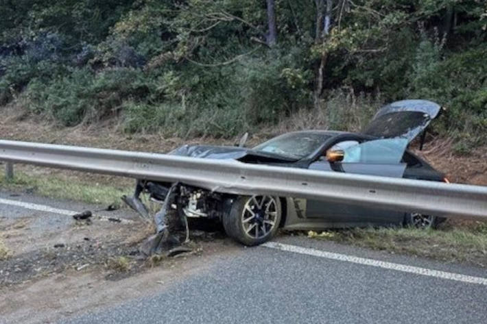 Der 9-jährige Beifahrer wurde verletzt.