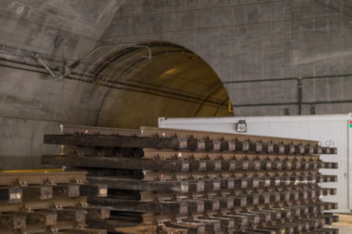 200 Meter provisorische Gleisjoche wurden in den letzten Tagen in den Tunnel transportiert. Sie werden für den Einbau der Schnellfahrweichen benötigt