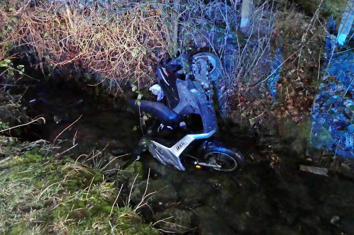 Der unbekannte Kradfahrer setzte unterdessen seine Fahrt in Richtung Becke fort, ohne sich um die Verletzte zu kümmern
