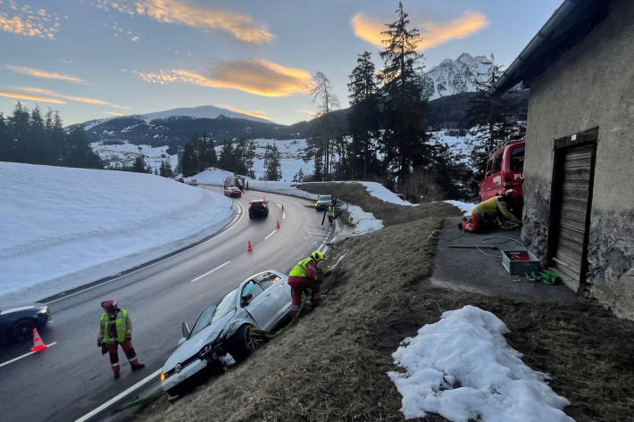 Auto auf einer steilen Böschung gelandet