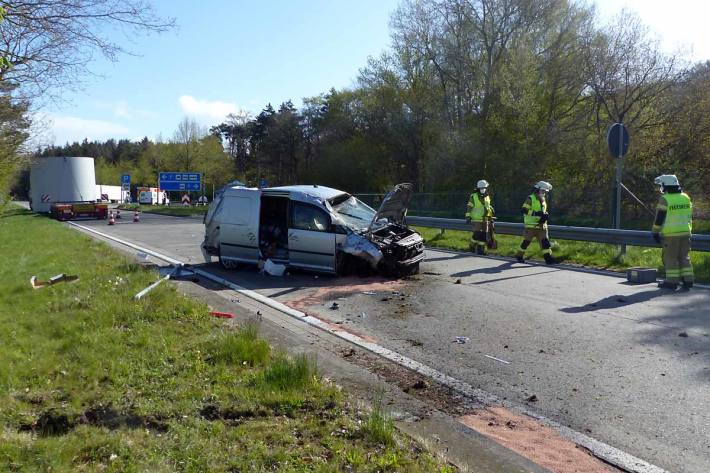Der Caddy überschlug sich mehrfach und kam auf dem Parkplatzgelände in Bremerhaven wieder auf den Rädern zum Stehen