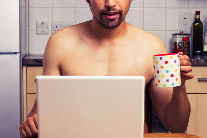 Sextortion bezeichnet eine Erpressungsmethode, bei der eine Person mit Videomaterial erpresst wird, das sie beim Vornehmen sexueller Handlungen oder nackt zeigt