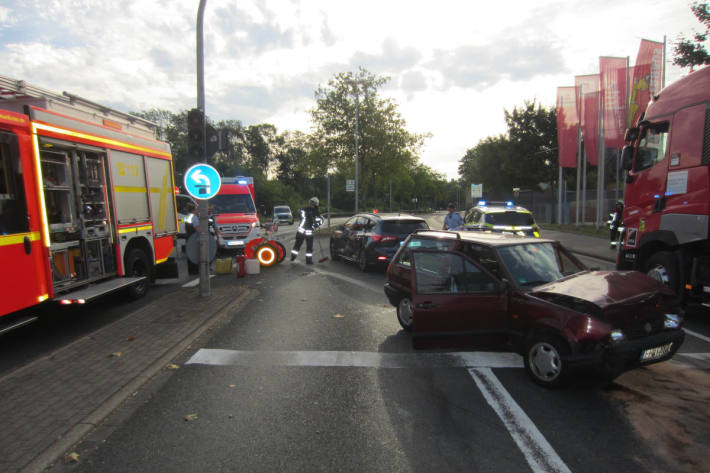 Verkehrsunfall auf der Mannesmannallee - drei Verletzte Personen