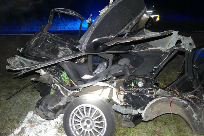 Auto bei Kollision mit Baum in zwei Teile zerrissen bei Wipperfürth