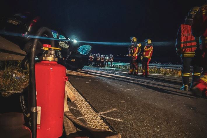 Insgesamt waren rund 50 Einsatzkräfte von Feuerwehr und Rettungsdienst im Einsatz