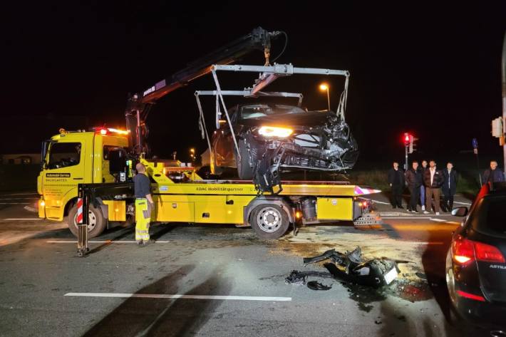 Einsatzkräfte bei der Räumung der Unfallstelle.