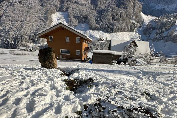 In Wolfenschiessen hat sich ein Feslbrocken gelöst und landete unweit von einem Haus entfernt.