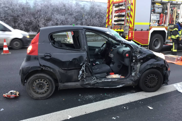 Unfallfahrzeug auf der A2 am Samstagnachmittag