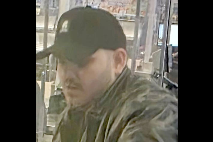 Dieser Mann erbeutete Bargeld durch Betrug an der Supermarktkasse.