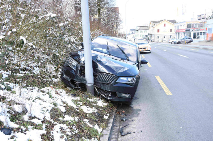 Auto prallt in Wittenbach in Kandelaber