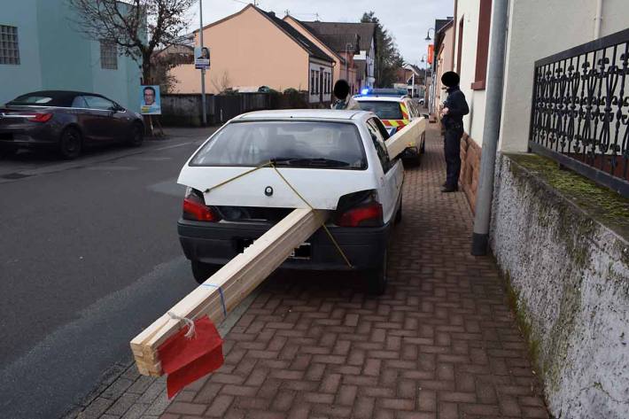 Der Fahrer hatte in Hütschenhausen die fünf Meter lange Ladung durch das gesamte Fahrzeug über die geöffnete Heckklappe und das Seitenfenster der Beifahrertür geladen