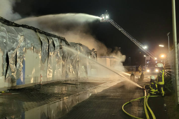 Gebäudebrand in einem Industriegebiet in Lennestadt-Altenhundem.
