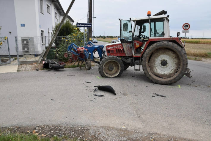 Motorradfahrer kollidiert mit Traktorpflug