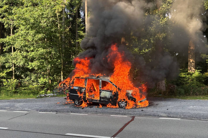 Das Auto stand beim Eintreffen der Feuerwehr in Vollbrand.