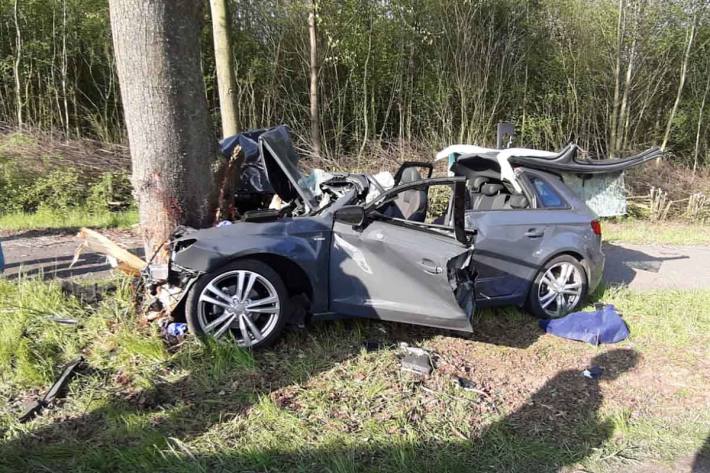 In Voerde war eine Autofahrerin frontal mit ihrem Fahrzeug gegen einen Baum geprallt