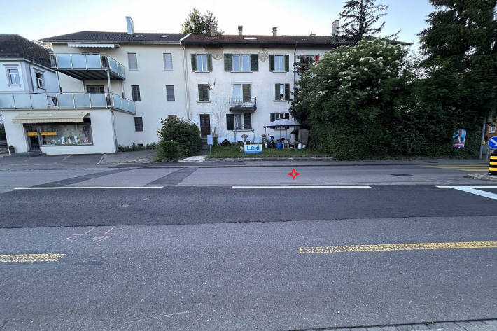 Der Motorradfahrer fuhr nach dem Unfall weiter ohne sich um den Schaden zu kümmern.