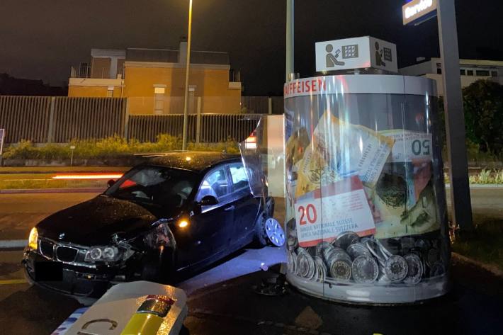 BMW kollidiert mit Bankomat