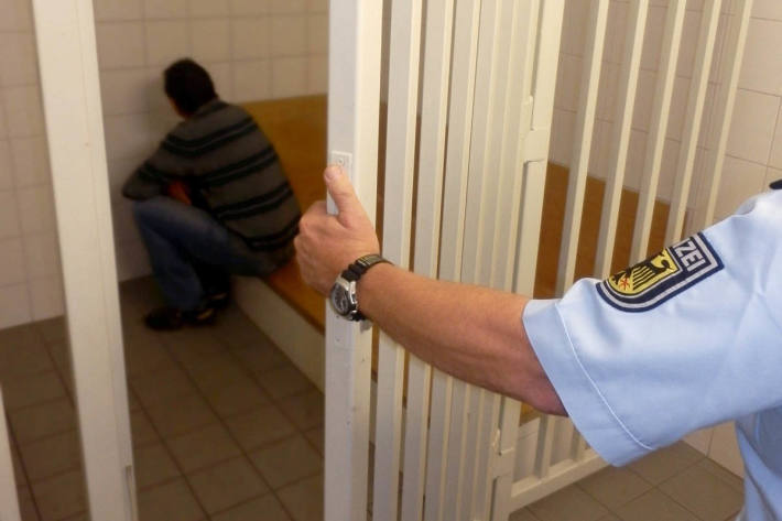 Exhibitionist entblößt sich in Restaurant (Symbolbild)