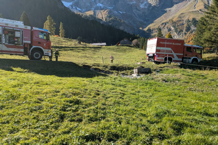 Die Feuerwehren sicherten das Fahrzeug zunächst.