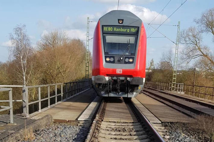 Spielende Kinder in den Gleisen