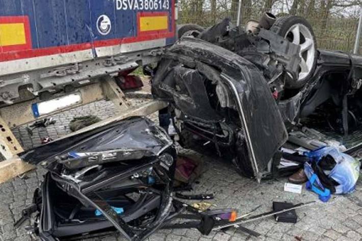 Das Fahrzeug überschlug sich und rutschte auf dem Dach liegend unter einen geparkten LKW