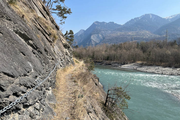 Rega rettet E-Biker aus dem Rhein