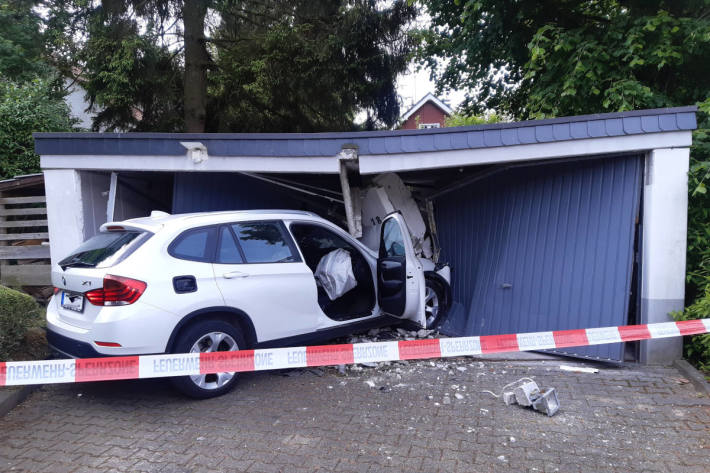 PKW kracht in Doppelgarage