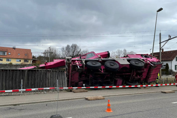 Pneukran kippt in Garten