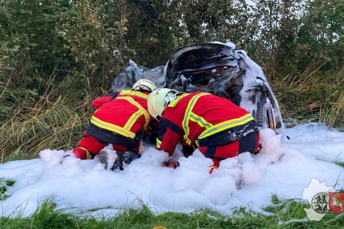  3 Personen verbrennen im Unfallwagen