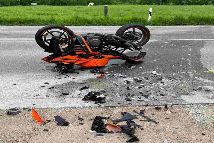 Der Motorradfahrer wurde leicht verletzt