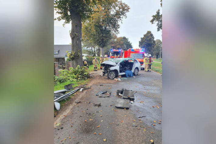 19-jähriger Tönisvorster prallt mit seinem PKW gegen einen Baum