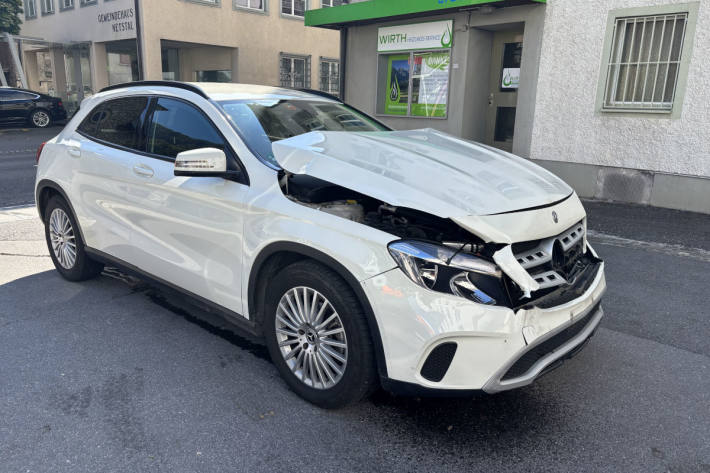 Die beiden Unfallfahrzeuge mussten abgeschleppt werden.