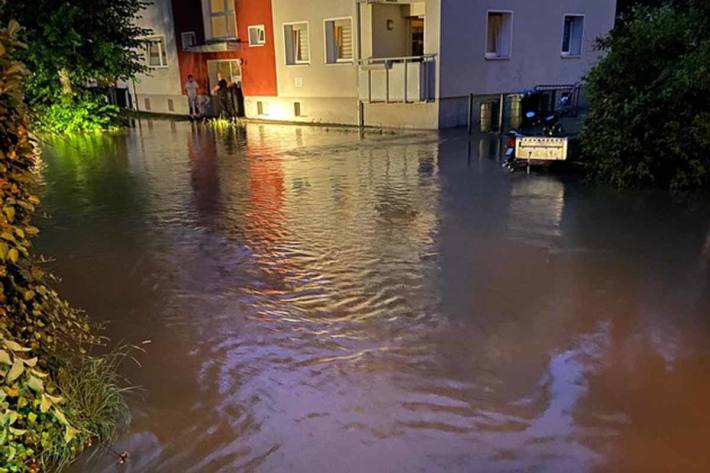 Wegen der Wassermassen waren mehrere Straßen nicht mehr befahrbar und mussten gesperrt werden