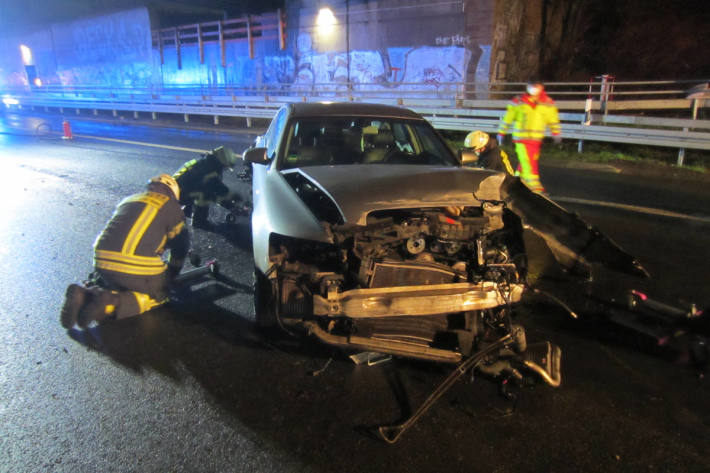 Verkehrsunfall mit zwei verletzten Personen auf der A40