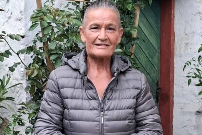 Die Vermisste hat gräuliches, langes Haar (womöglich zu einem Dutt zusammengebunden)