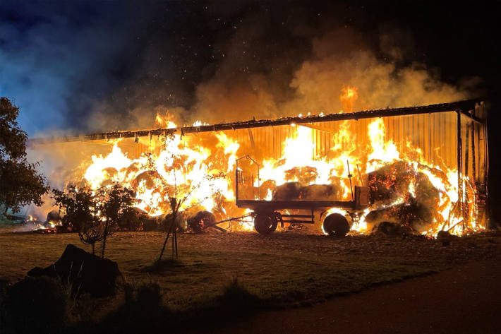 Ca. 70-100 Heuballen standen in Vollbrand.