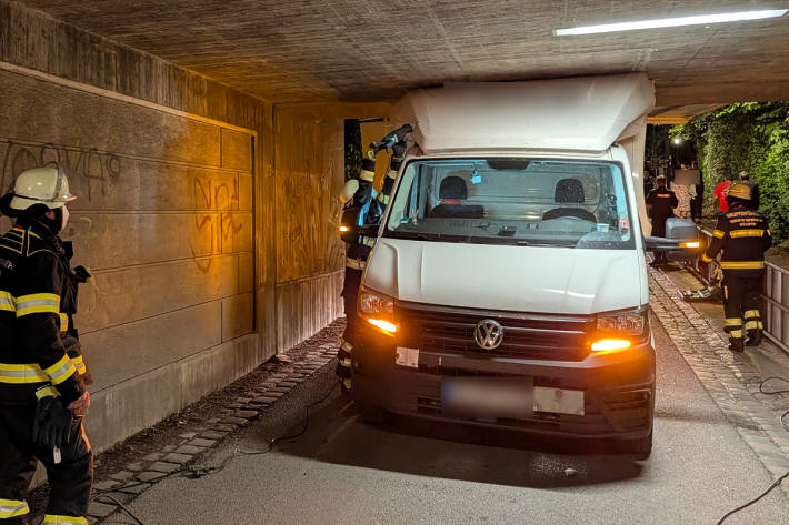 Das Fahrzeug steckte in der Unterführung fest.