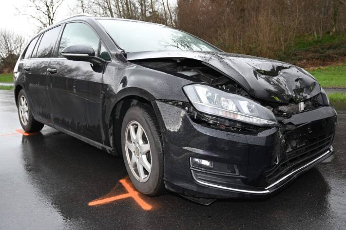 Der verletzte Fahrzeuglenker wurde durch den Rettungsdienst betreut.