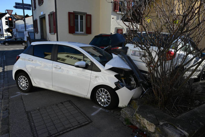 Betrunken gegen parkierte Autos geprallt