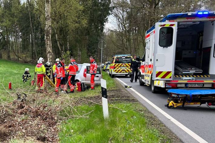 Der Unfallfahrer konnte aus dem Auto gerettet werden 