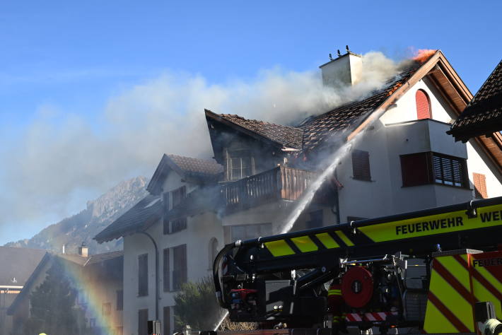 Brand auf Balkon greift auf Dach über