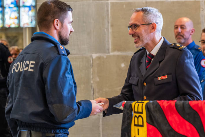 So wurden die 30 Frauen und 61 Männer mit einem Handschlag über die Standarte symbolisch in das Korps der Kantonspolizei Bern aufgenommen