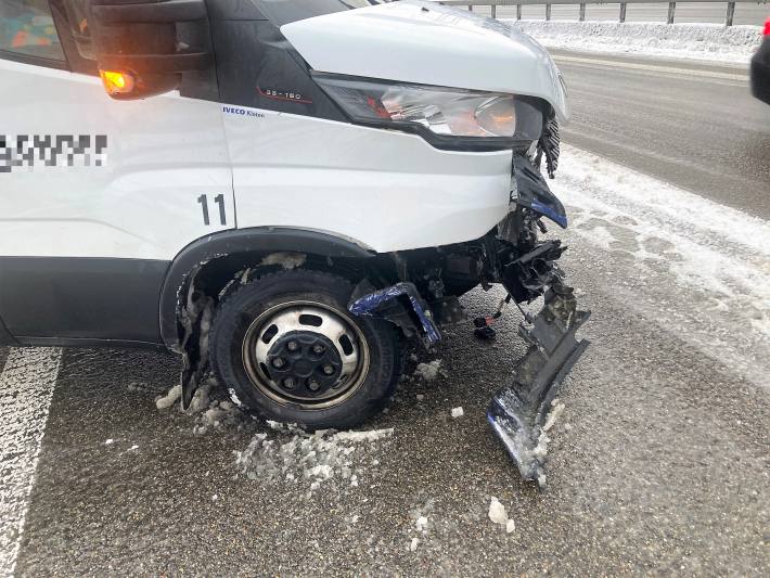 Unfallfahrzeug auf der A3 bei Mollis