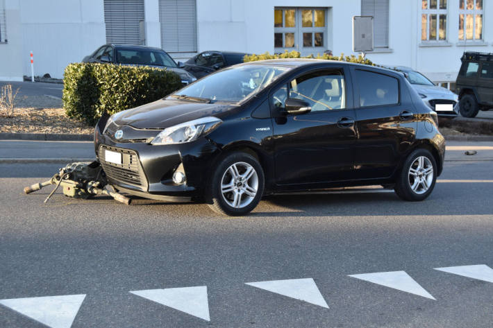 Kollision mit auf der Strasse liegendem Fahrzeugteil von Militärfahrzeug