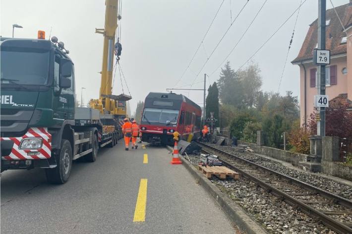 Unfall mit Bahnentgleisung heute in Gerolfingen BE.